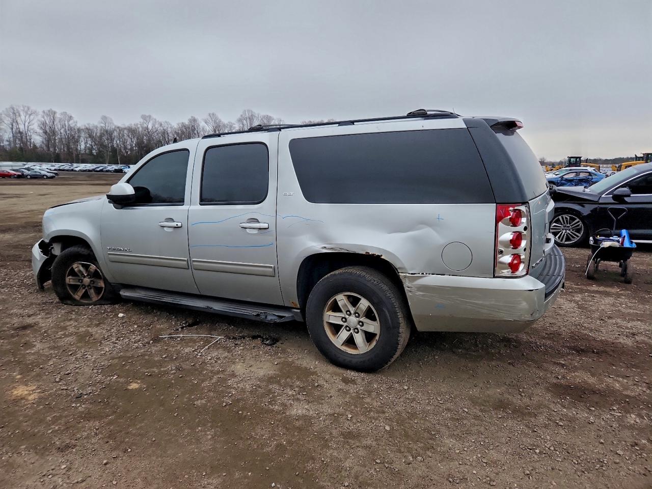 2013 GMC YUKON XL K1500 SLT photo 2
