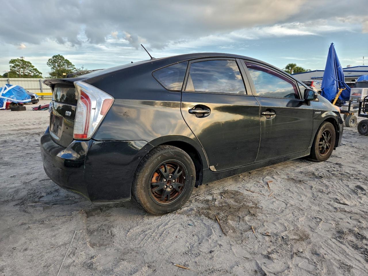 2014 TOYOTA PRIUS photo 3