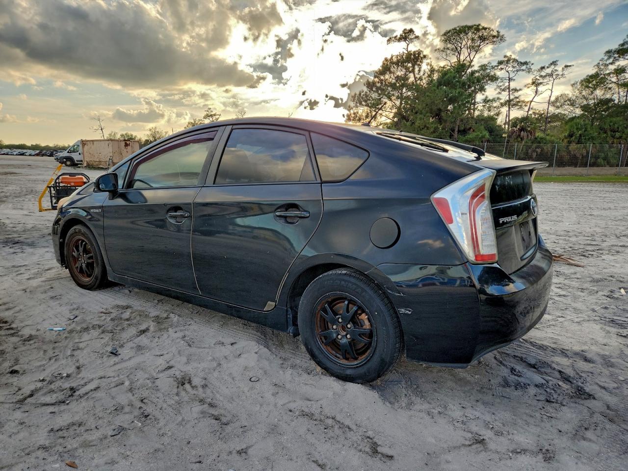 2014 TOYOTA PRIUS photo 2