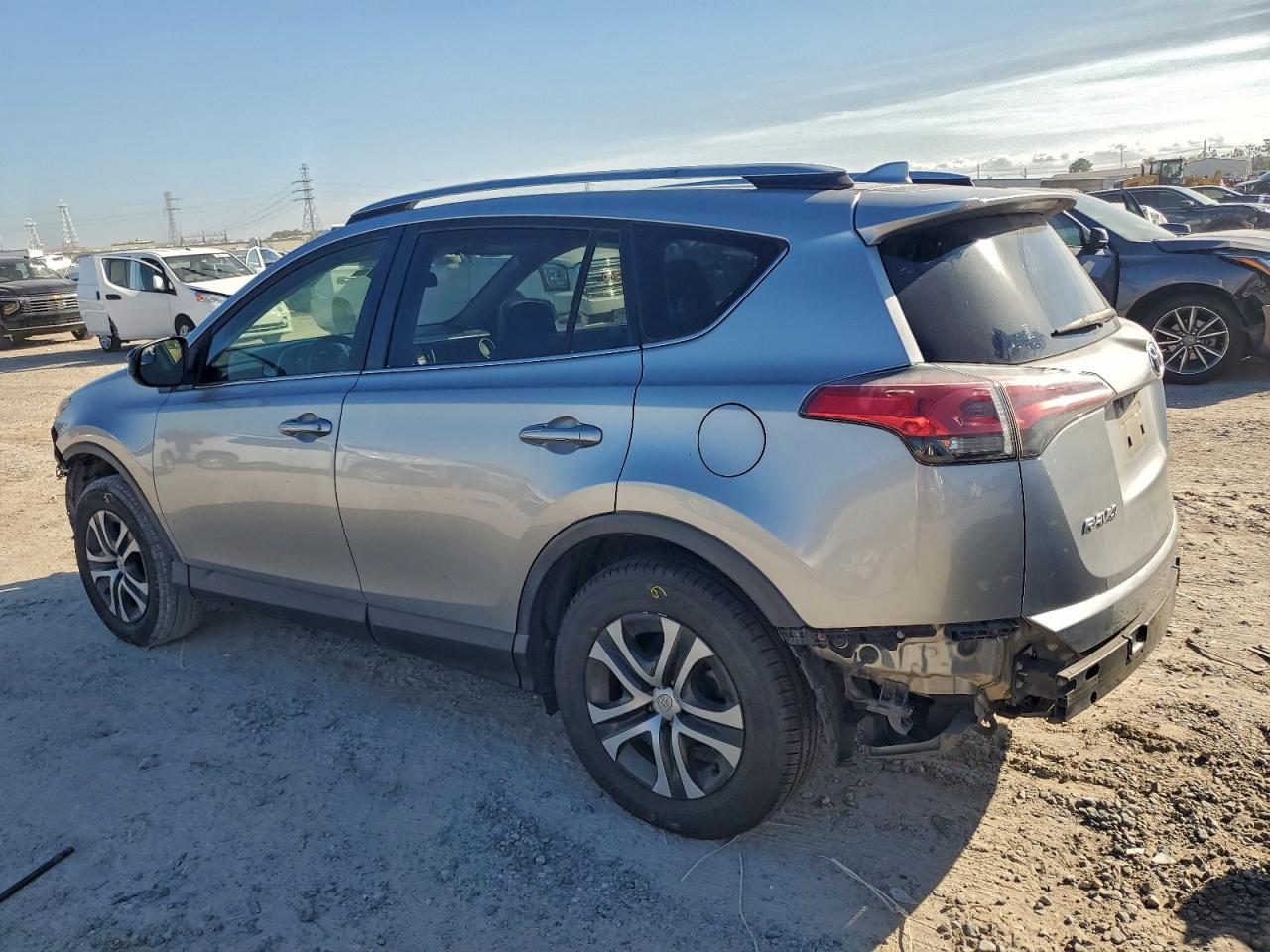 2018 TOYOTA RAV4 LE photo 3