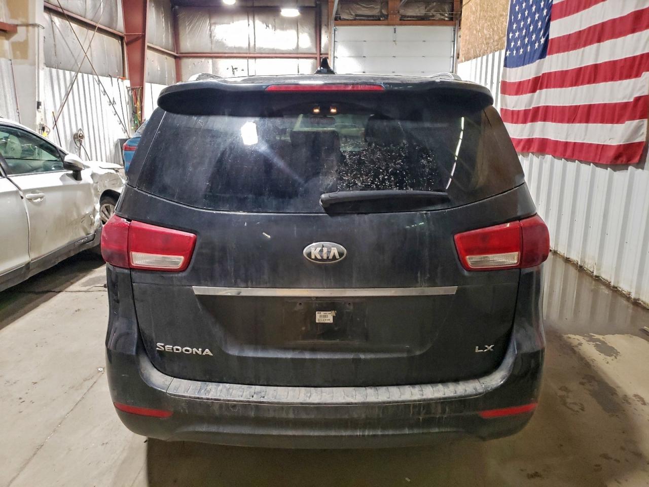 2017 KIA SEDONA LX photo 6