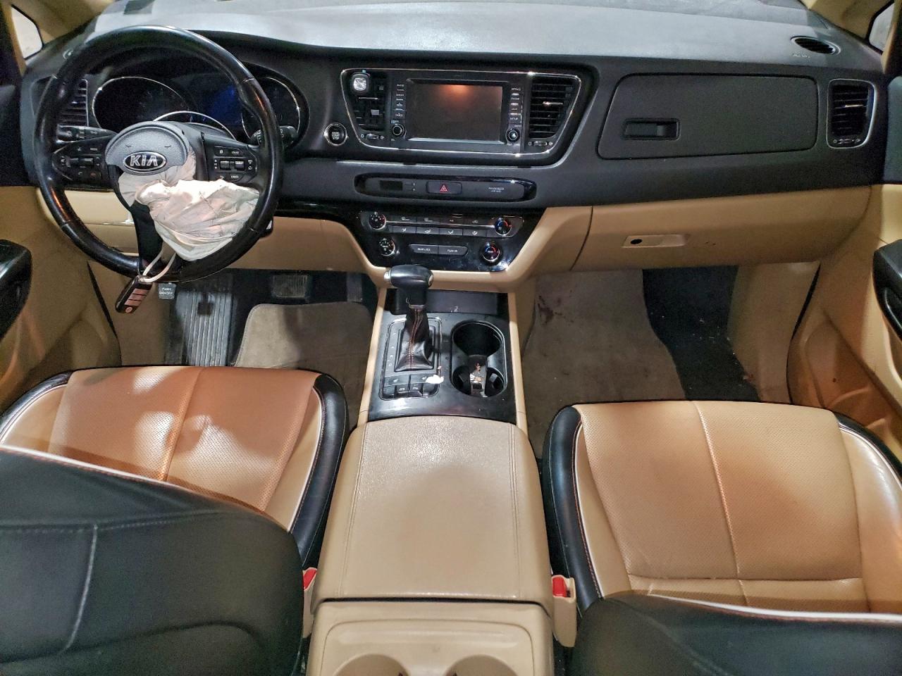 2017 KIA SEDONA LX photo 8