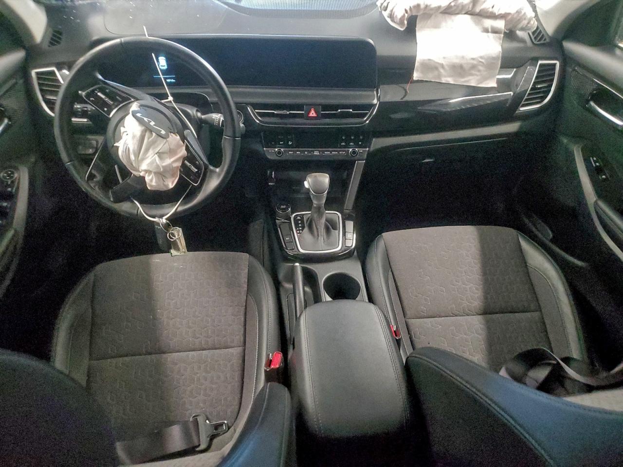 2025 KIA SELTOS S photo 8