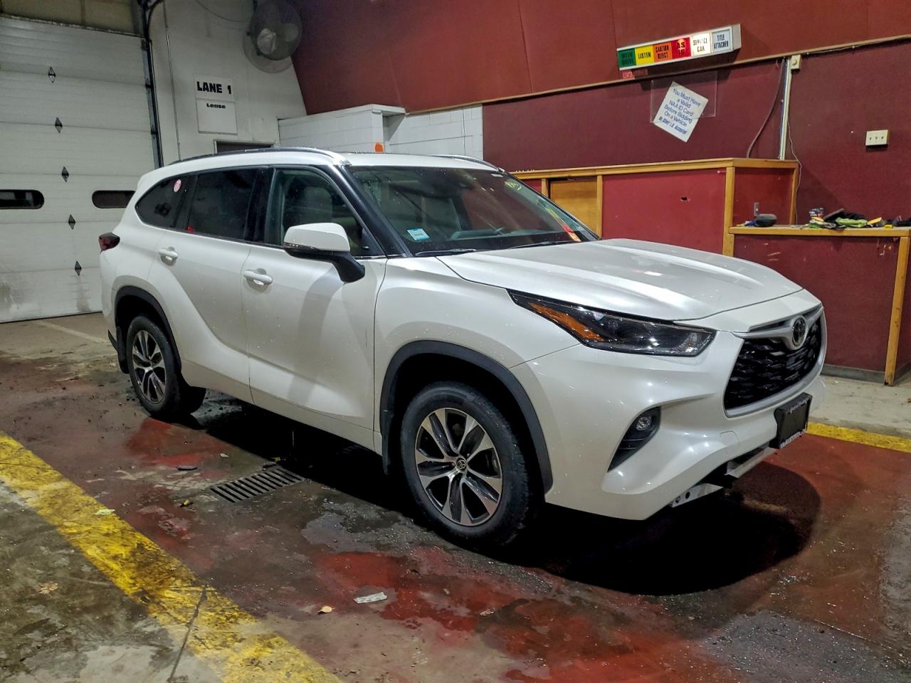 2021 TOYOTA HIGHLANDER XLE photo 4