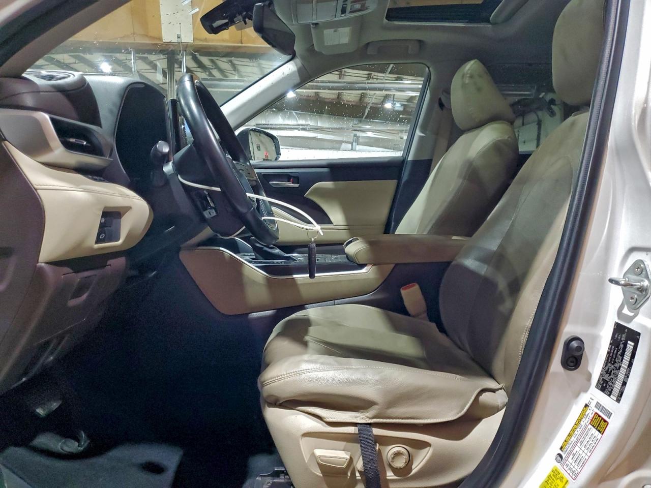 2021 TOYOTA HIGHLANDER XLE photo 7