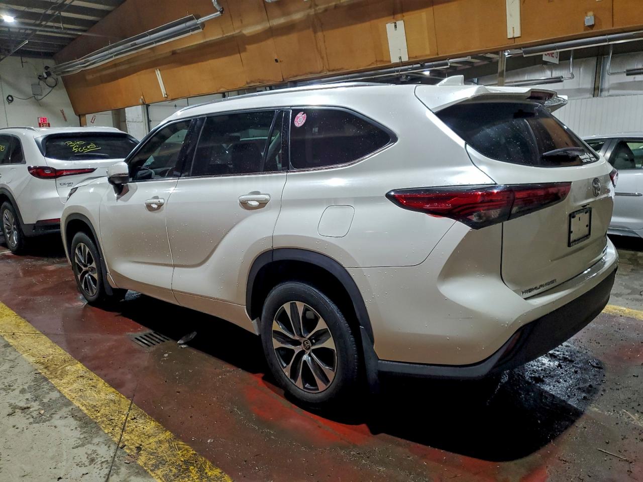 2021 TOYOTA HIGHLANDER XLE photo 2