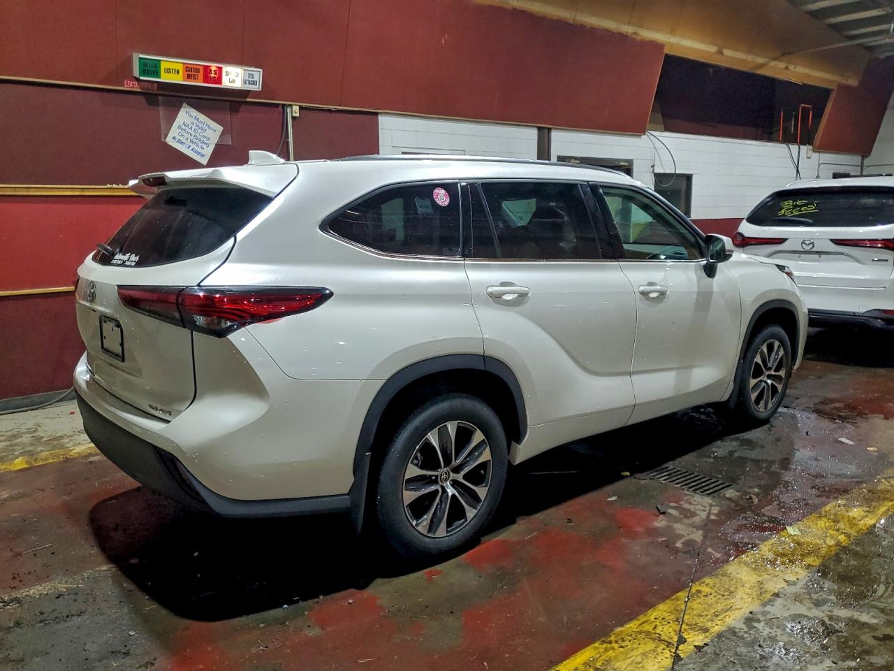 2021 TOYOTA HIGHLANDER XLE photo 3