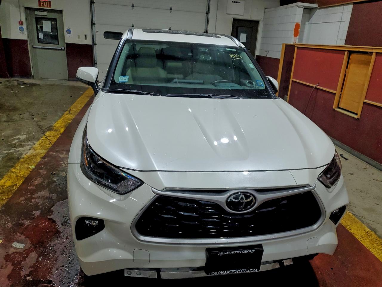2021 TOYOTA HIGHLANDER XLE photo 5