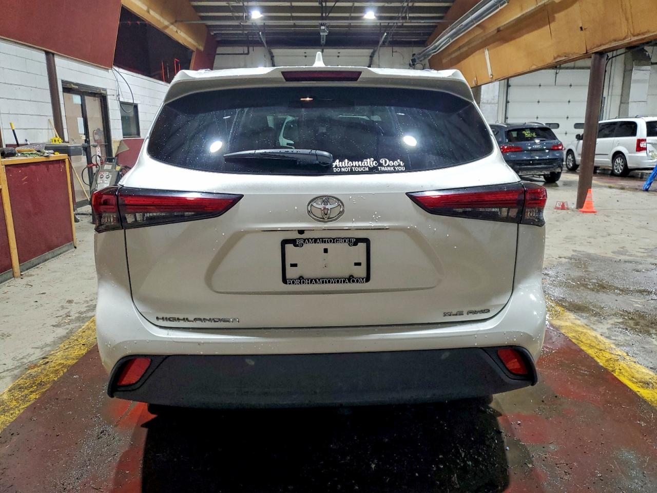 2021 TOYOTA HIGHLANDER XLE photo 6