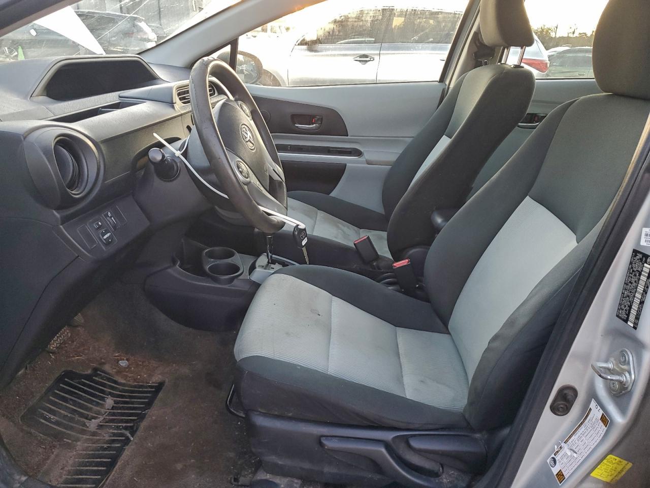2014 TOYOTA PRIUS C photo 7