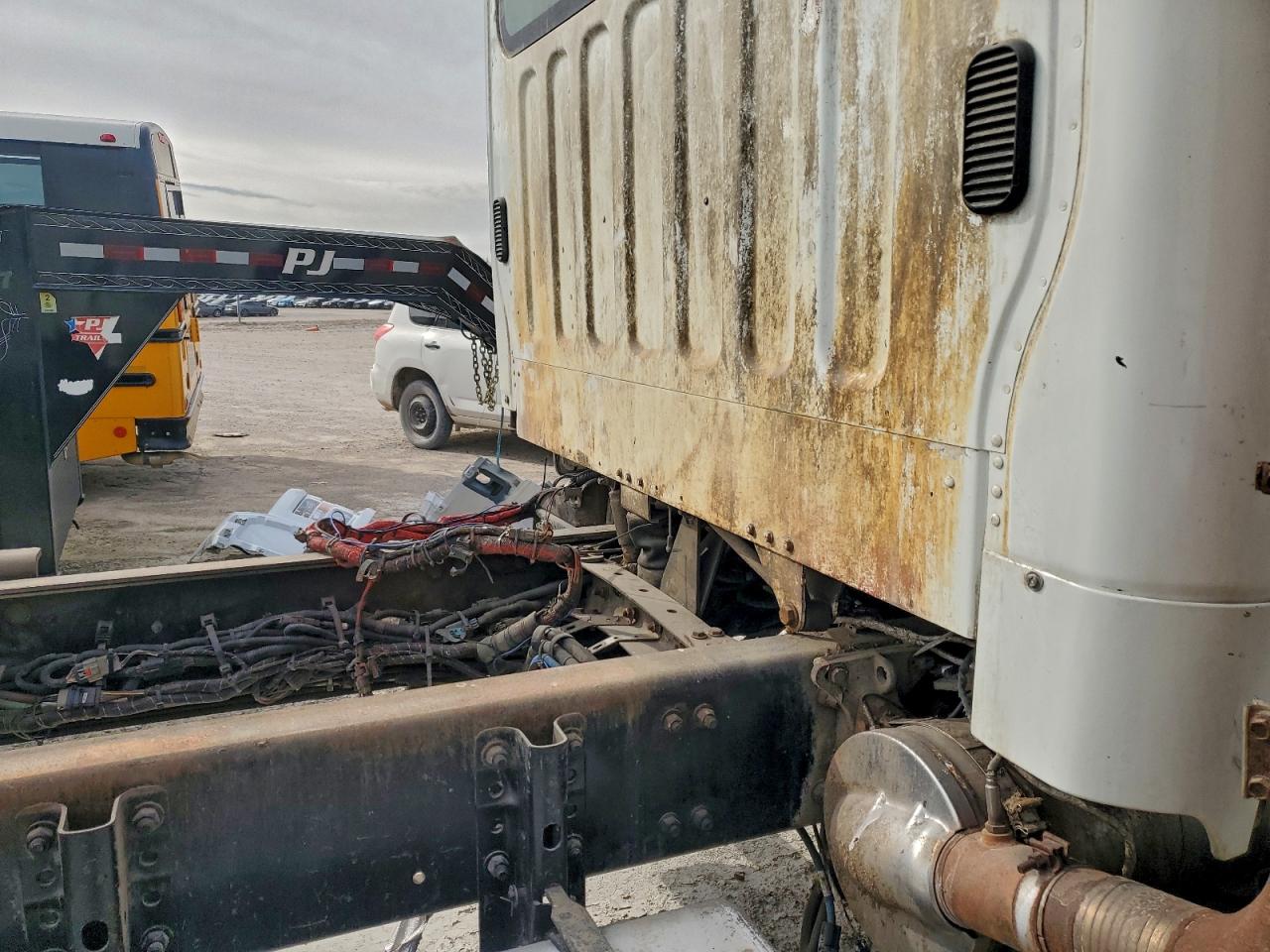 2013 FREIGHTLINER BUSINESS CLASS M2 TRUCK CAB ANDCHASSIS photo 6