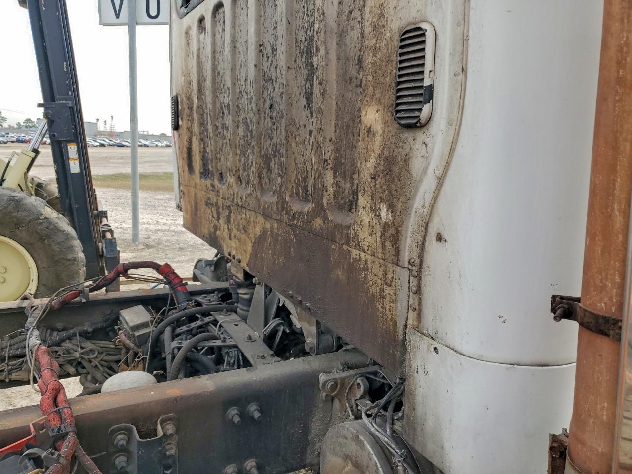 2011 FREIGHTLINER BUSINESS CLASS M2 TRUCK CAB ANDCHASSIS photo 6