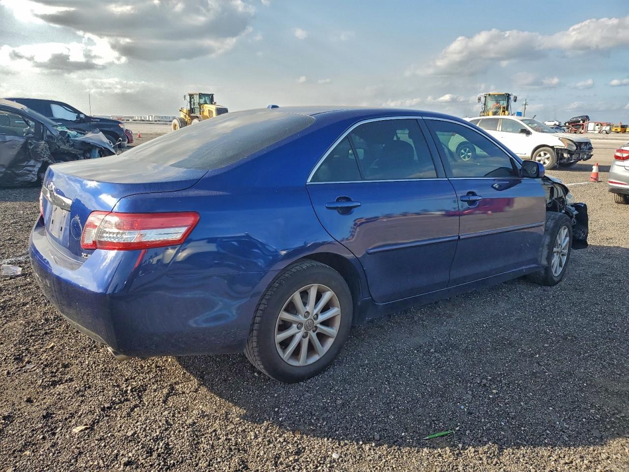 2011 TOYOTA CAMRY BASE photo 3