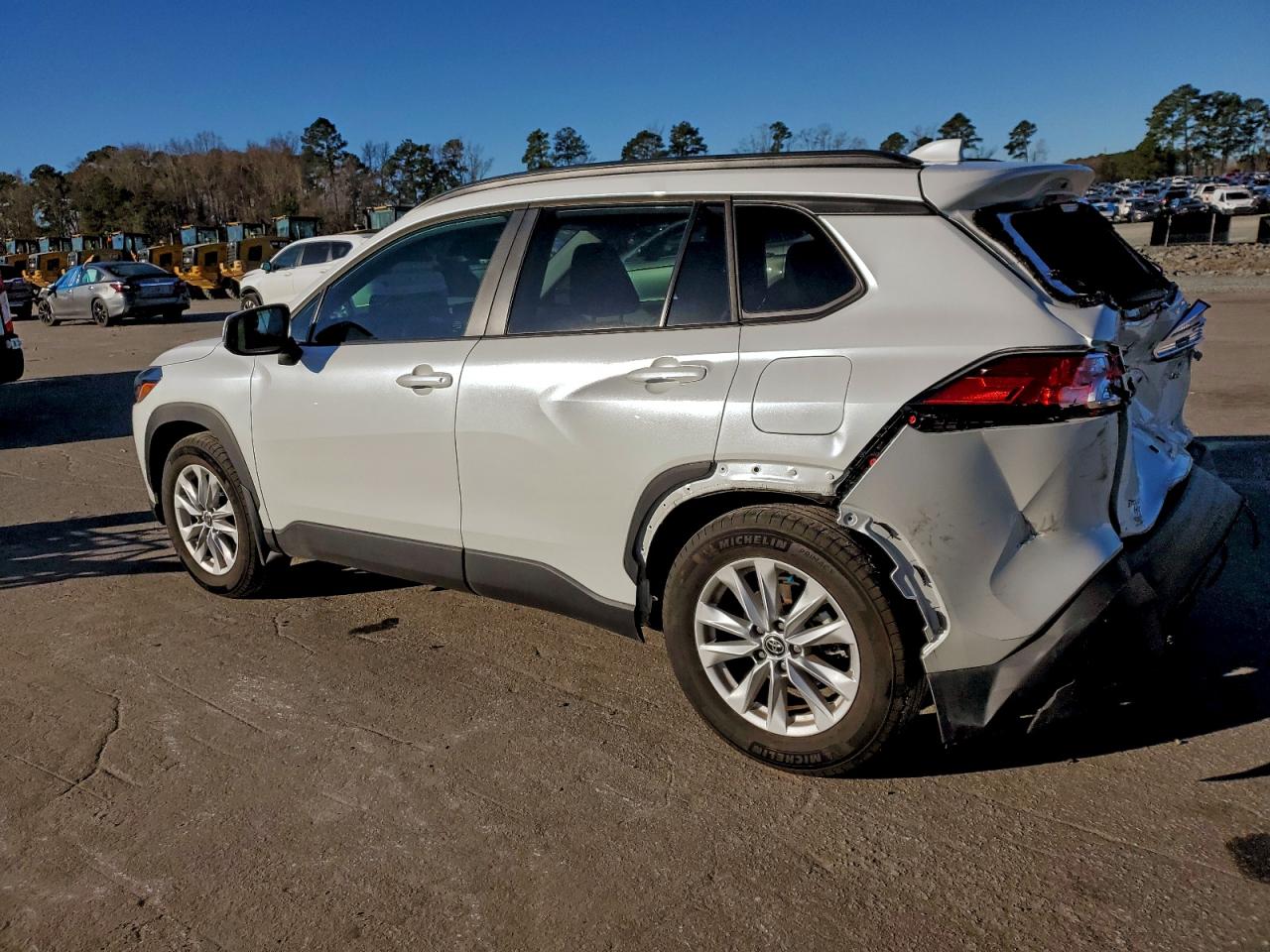 2024 TOYOTA COROLLA CROSS LE photo 3