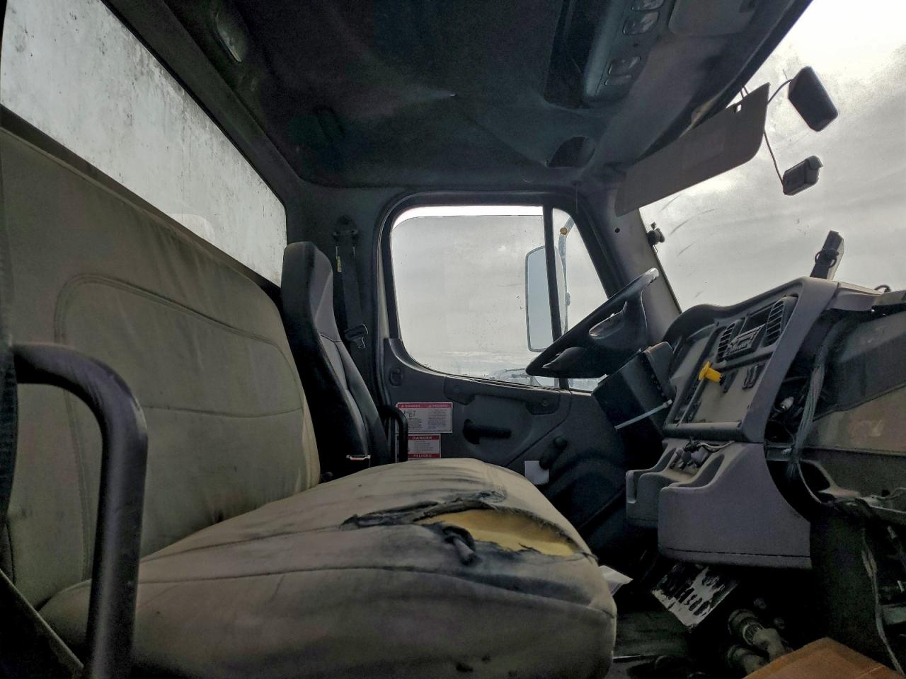 2010 FREIGHTLINER BUSINESS CLASS M2 TRUCK CAB ANDCHASSIS photo 9