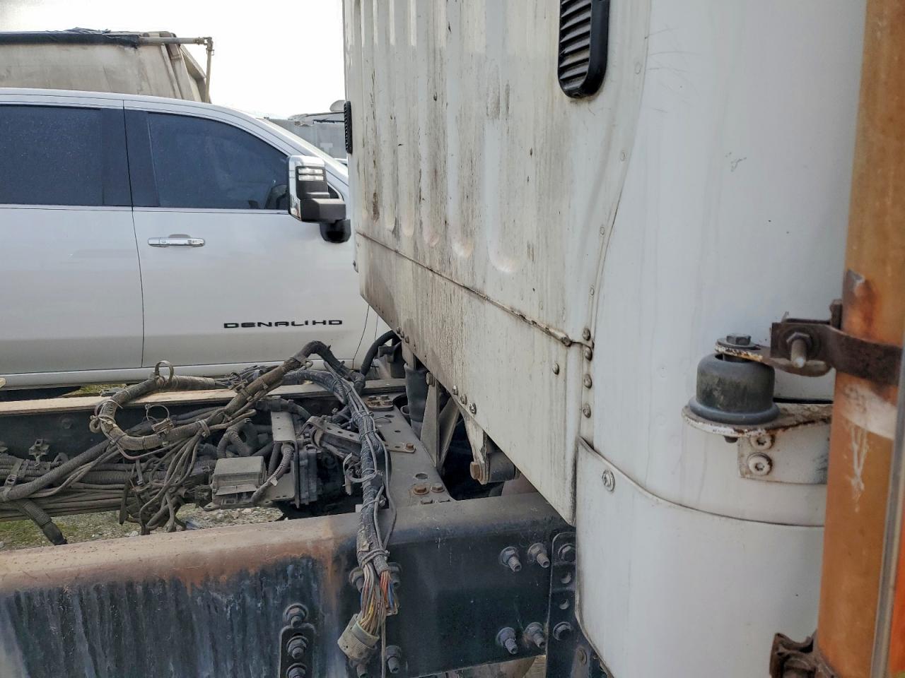 2010 FREIGHTLINER BUSINESS CLASS M2 TRUCK CAB ANDCHASSIS photo 11