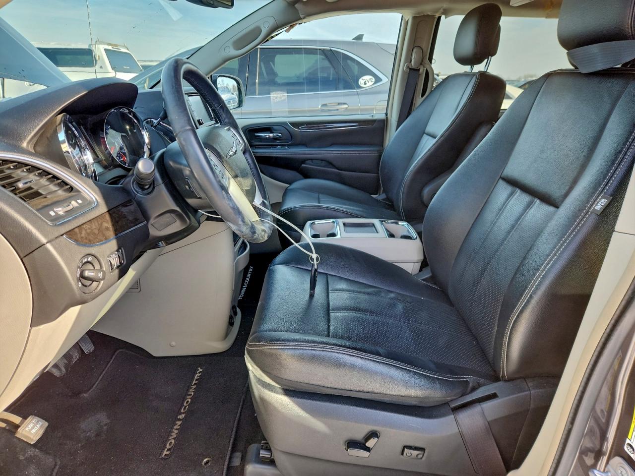 2015 CHRYSLER TOWN & COUNTRY TOURING L photo 7