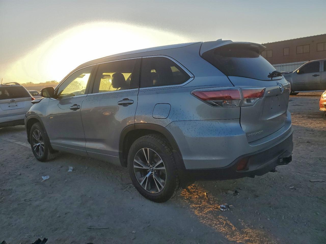 2016 TOYOTA HIGHLANDER XLE photo 2