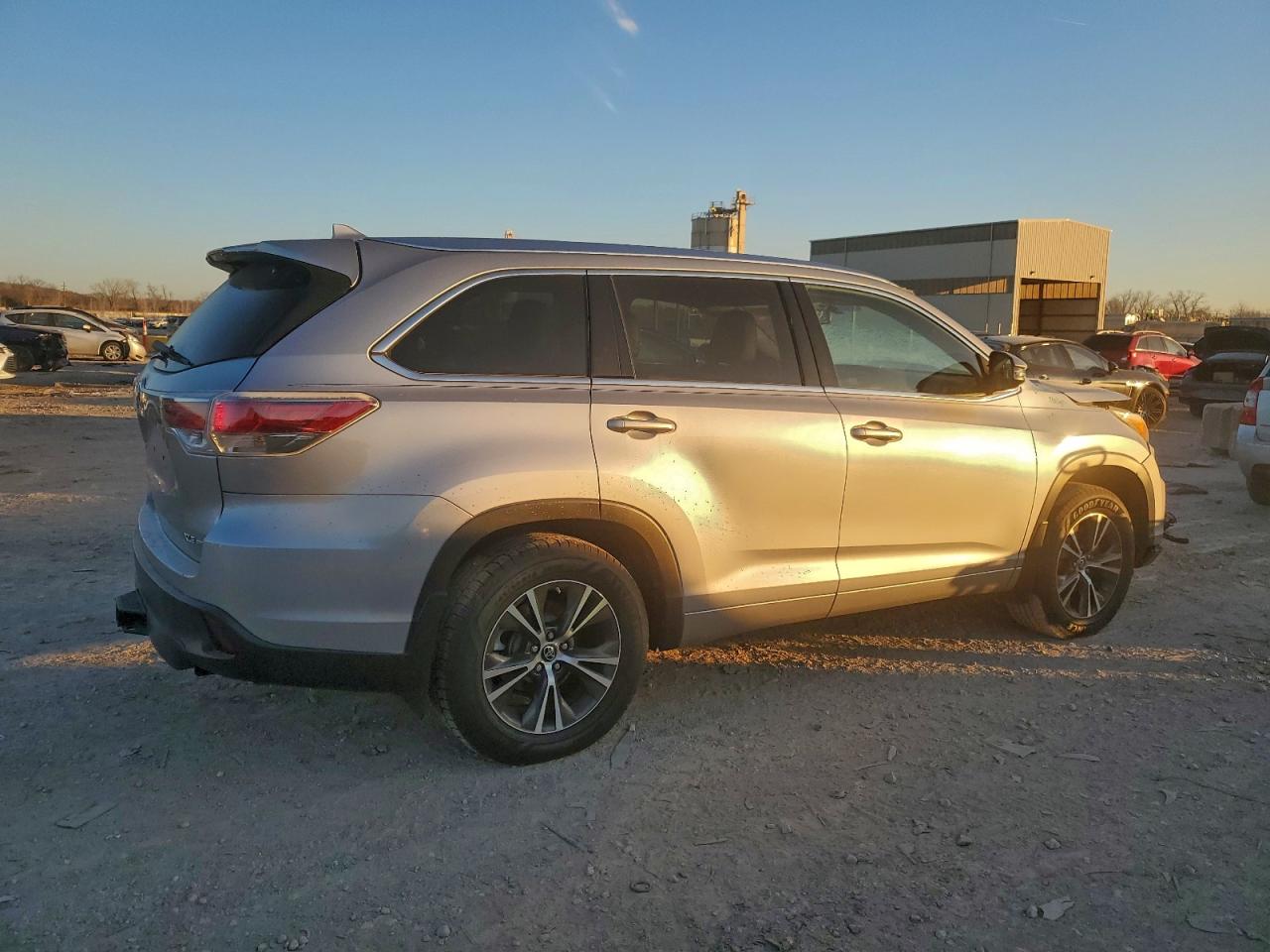 2016 TOYOTA HIGHLANDER XLE photo 3