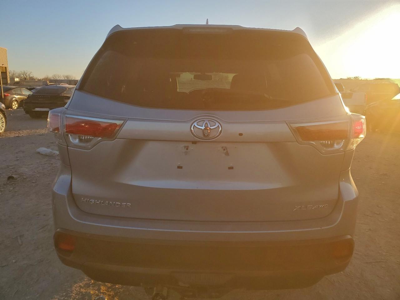 2016 TOYOTA HIGHLANDER XLE photo 6