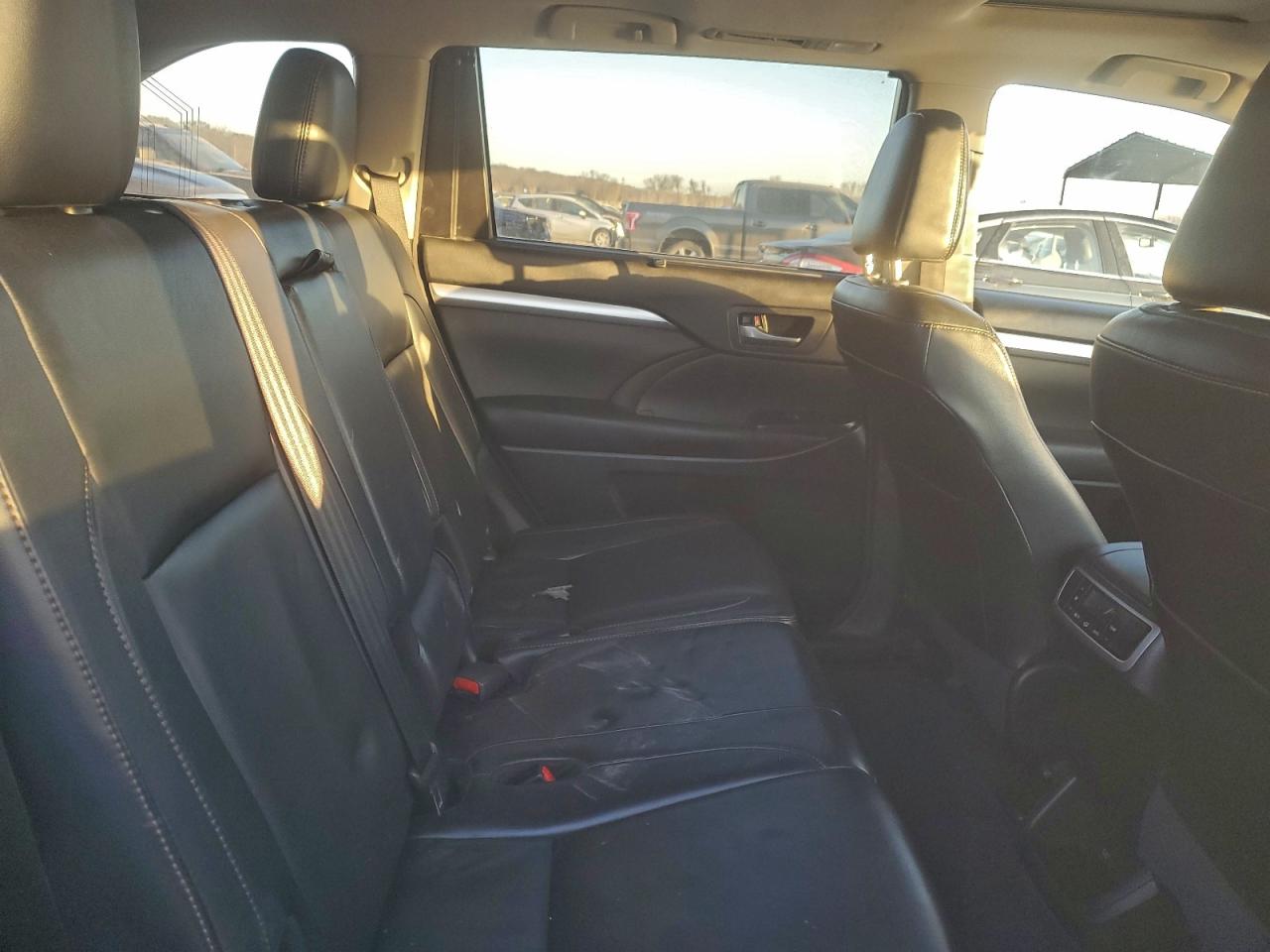 2016 TOYOTA HIGHLANDER XLE photo 10