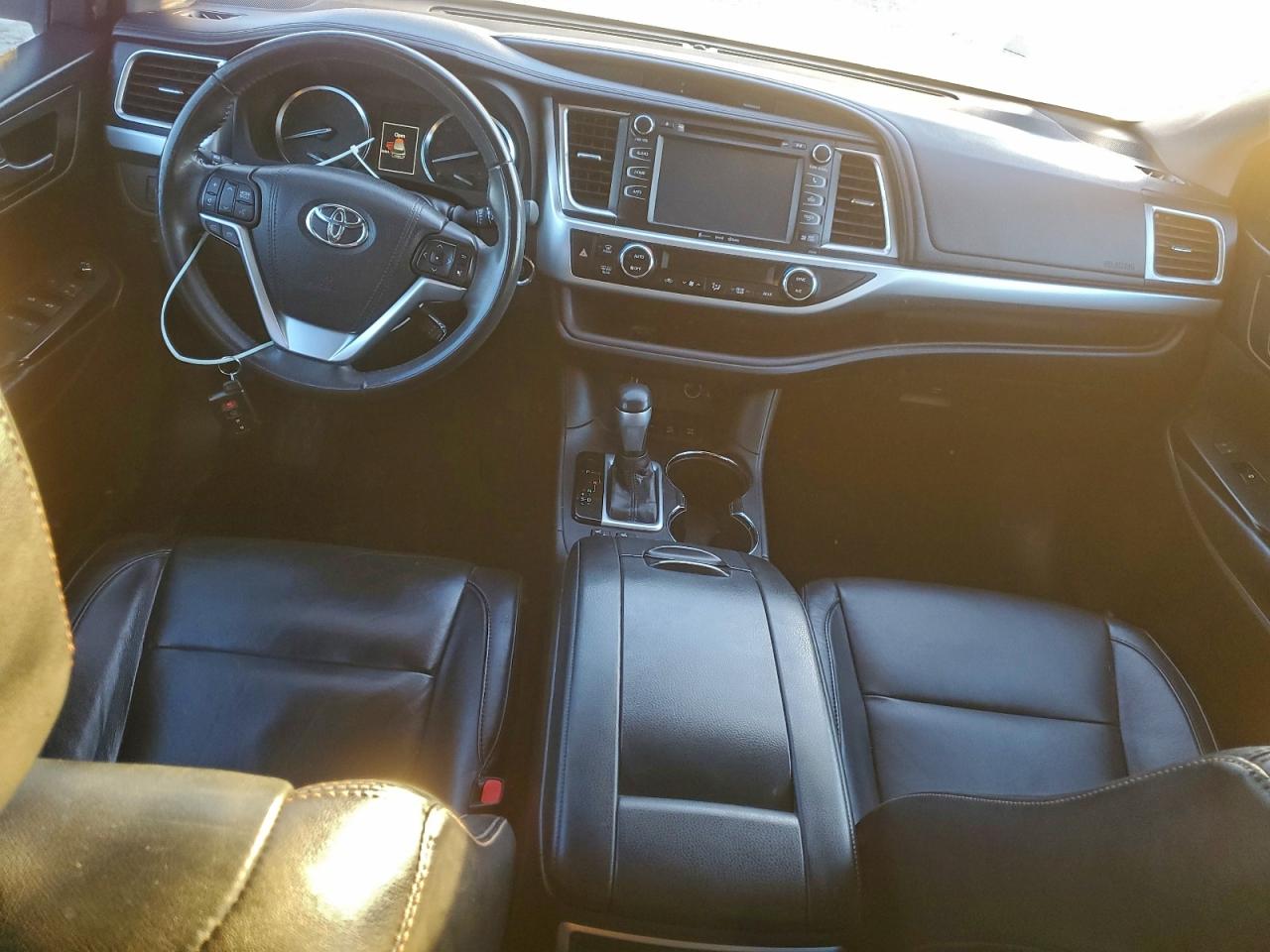 2016 TOYOTA HIGHLANDER XLE photo 8