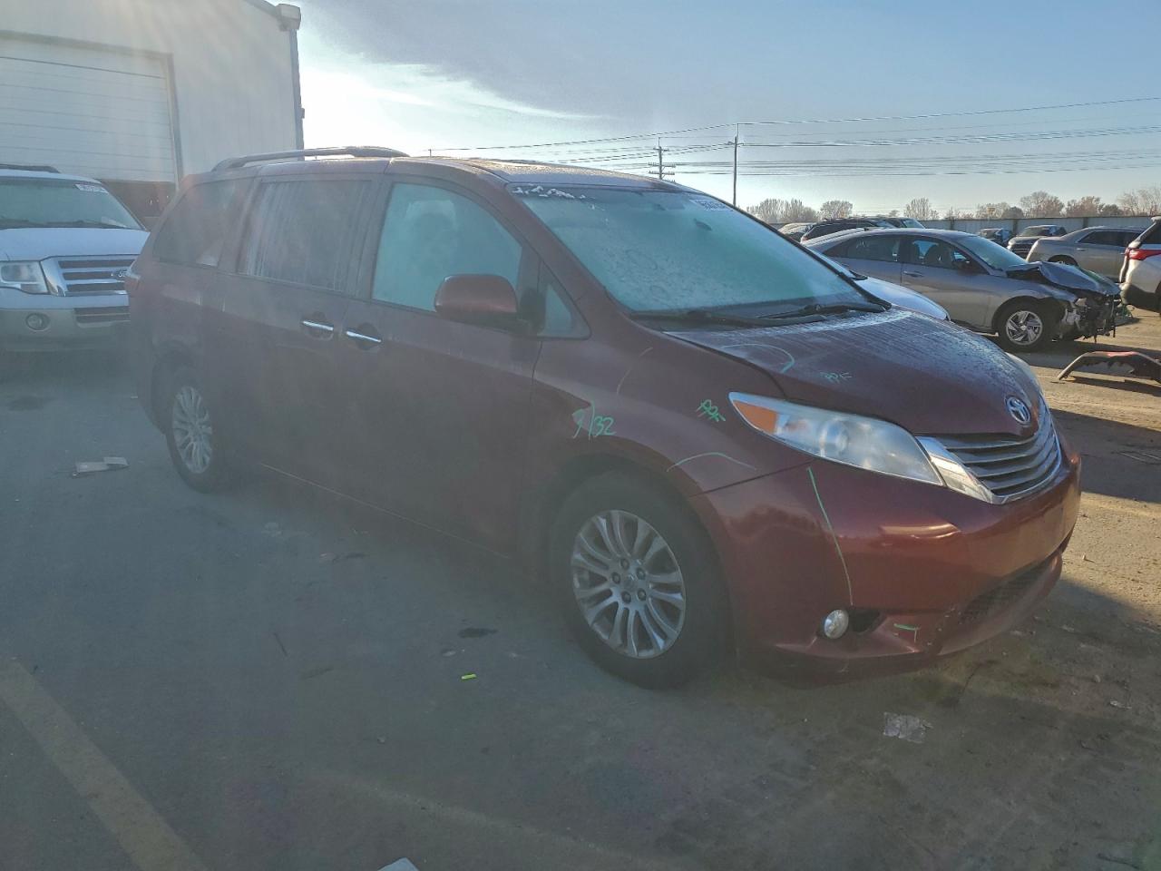 2015 TOYOTA SIENNA XLE photo 4