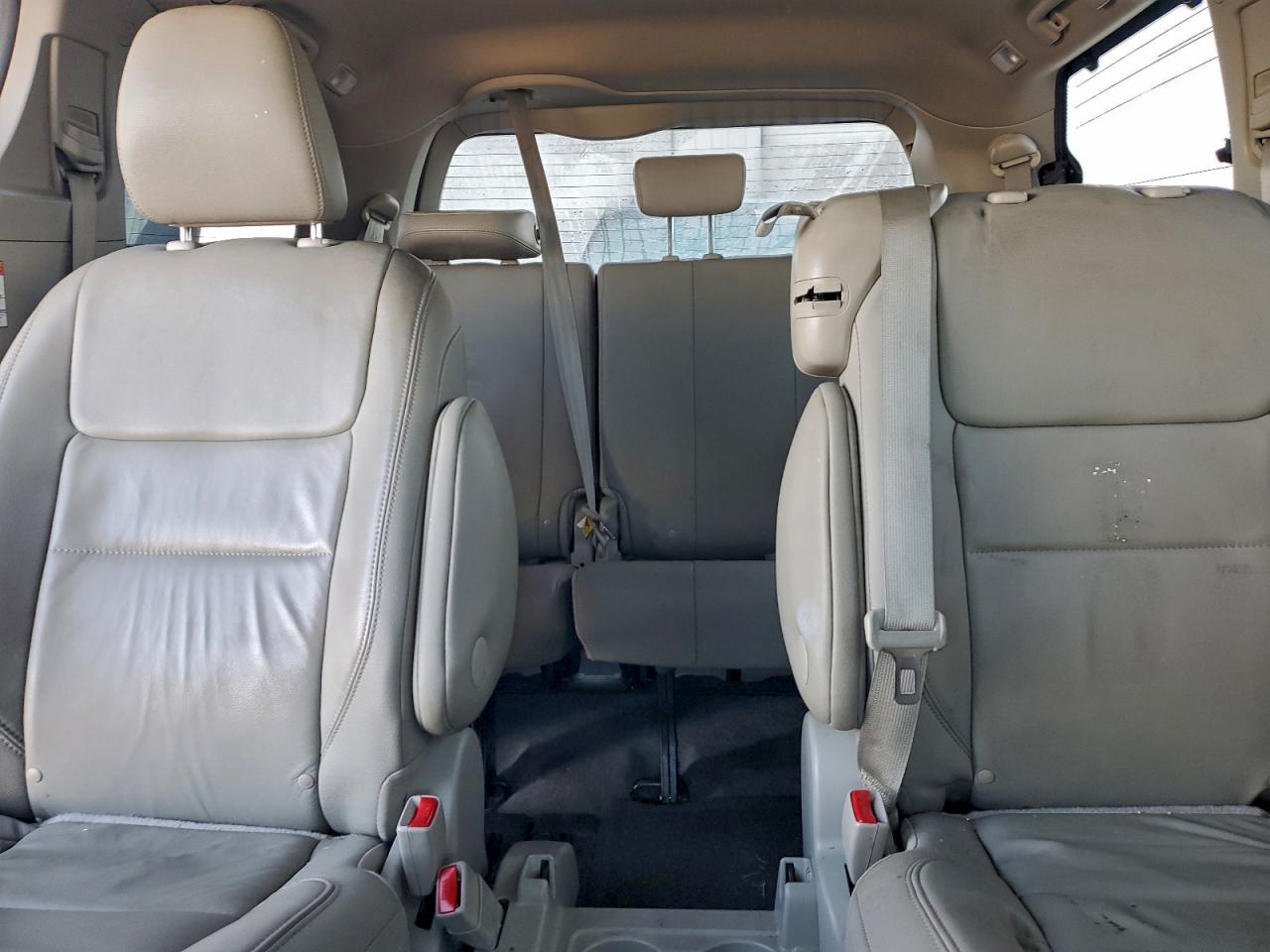2015 TOYOTA SIENNA XLE photo 10