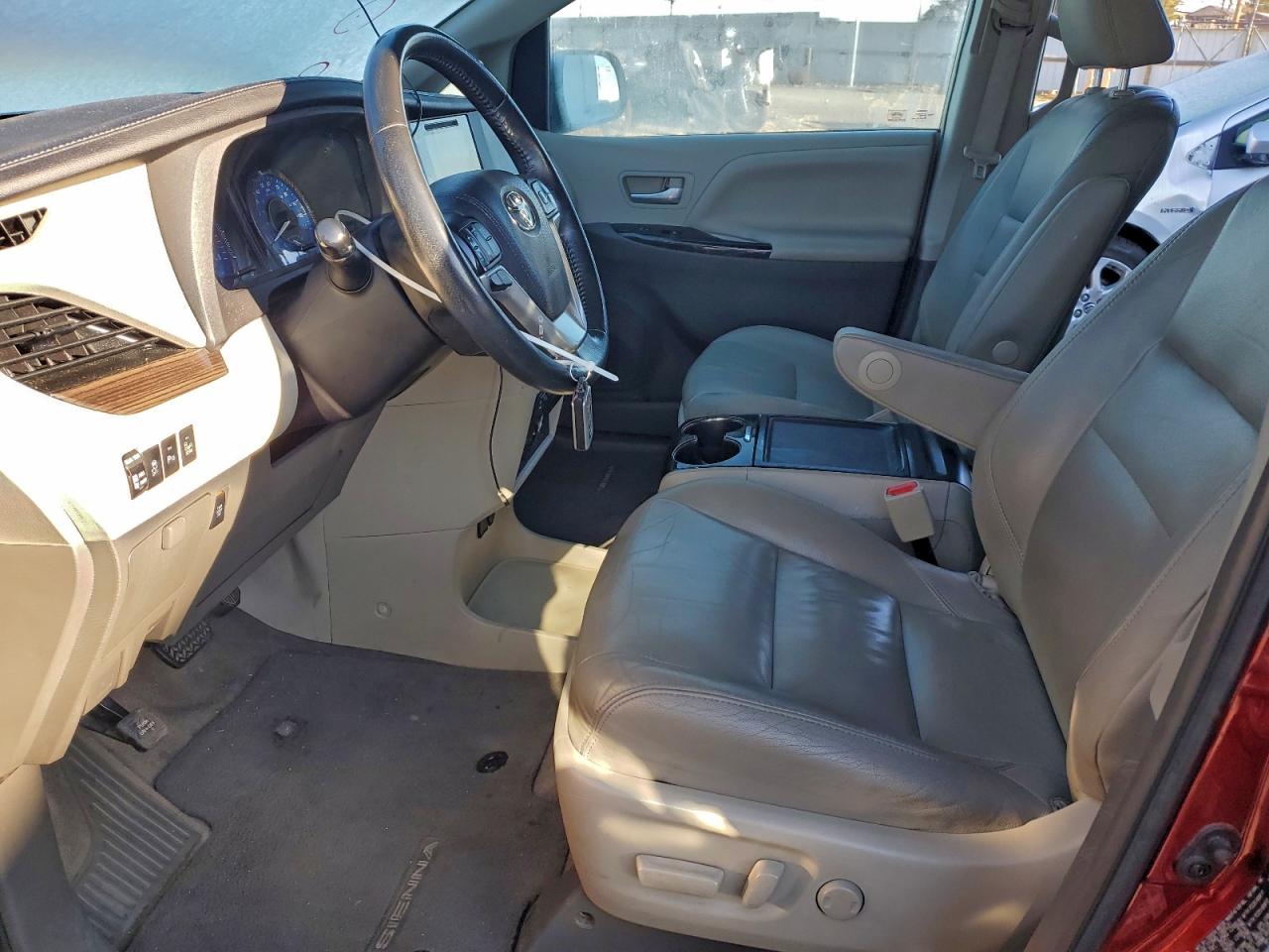2015 TOYOTA SIENNA XLE photo 7
