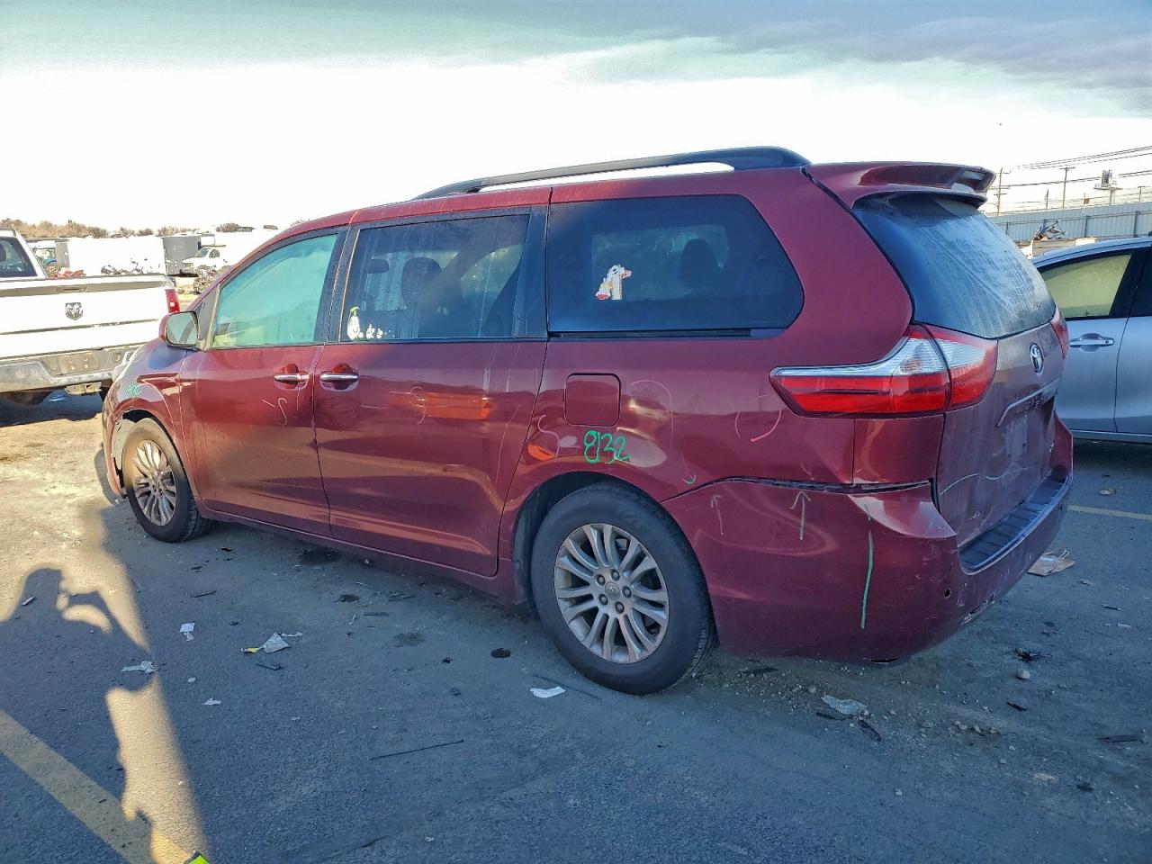 2015 TOYOTA SIENNA XLE photo 2