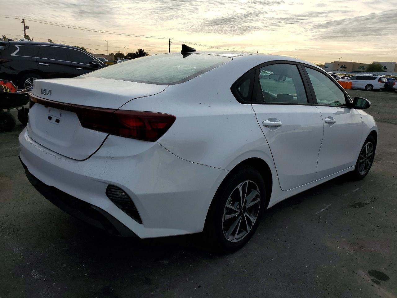 2024 KIA FORTE LX photo 3