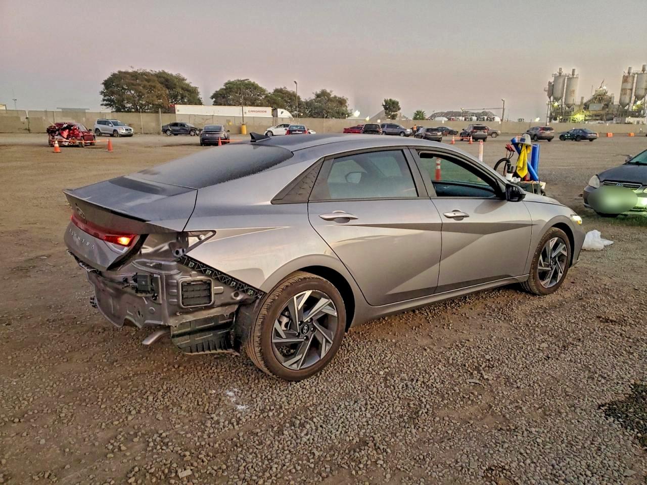 2025 HYUNDAI ELANTRA SEL SPORT photo 3