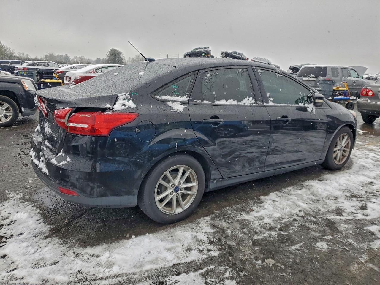 2017 FORD FOCUS SE photo 3