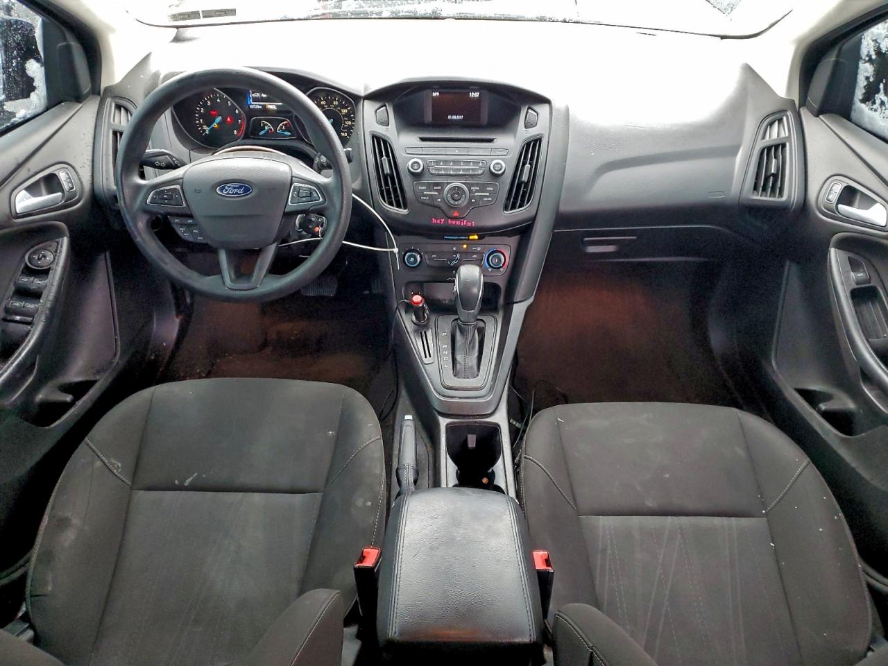2017 FORD FOCUS SE photo 8
