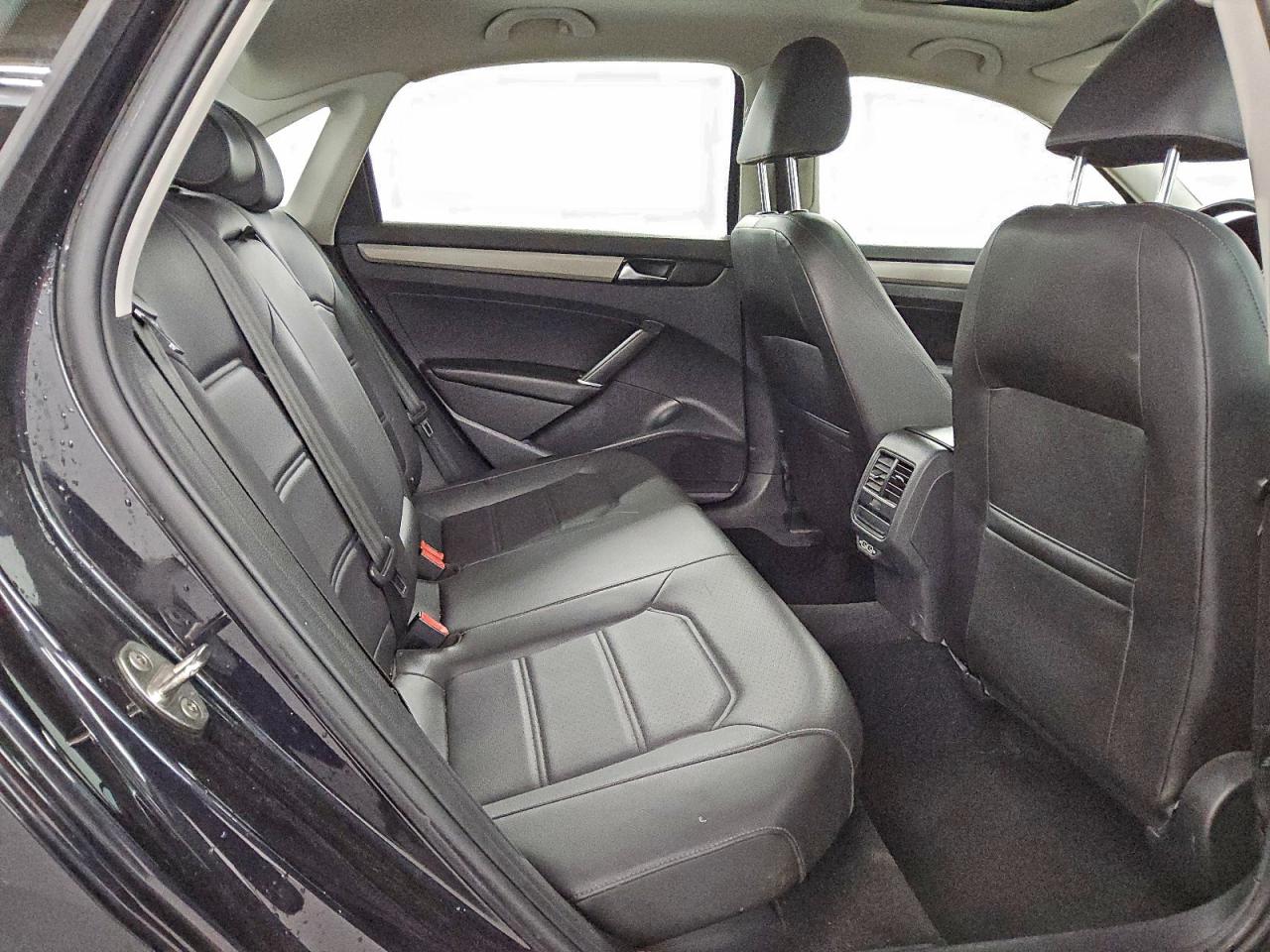 2021 VOLKSWAGEN PASSAT SE photo 10