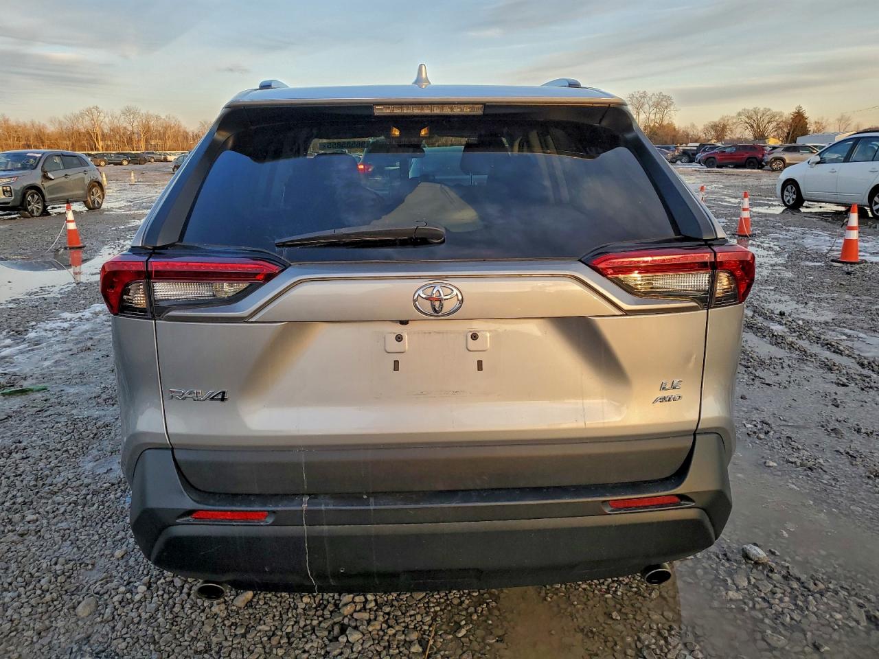 2021 TOYOTA RAV4 LE photo 6