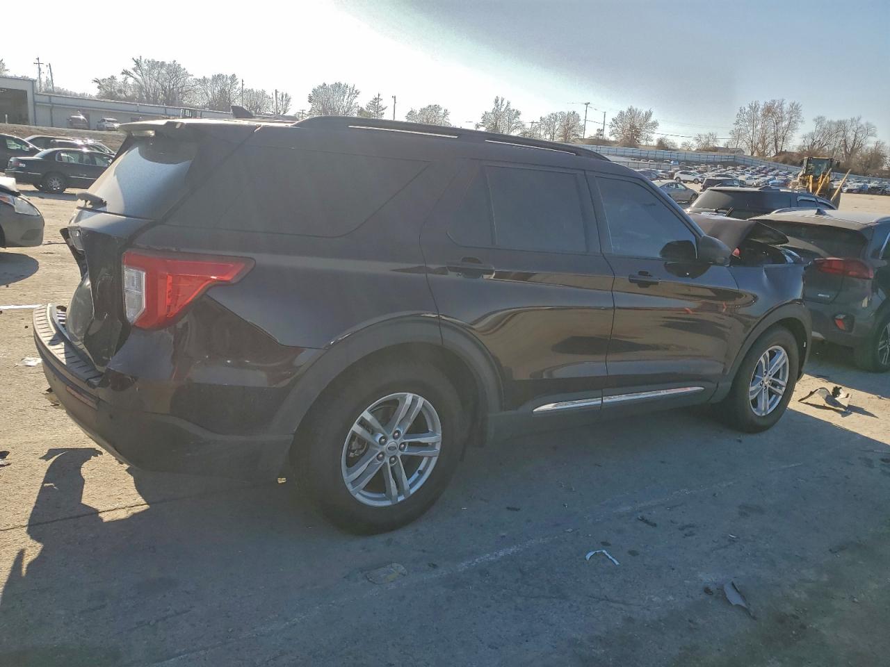 2023 FORD EXPLORER XLT photo 3