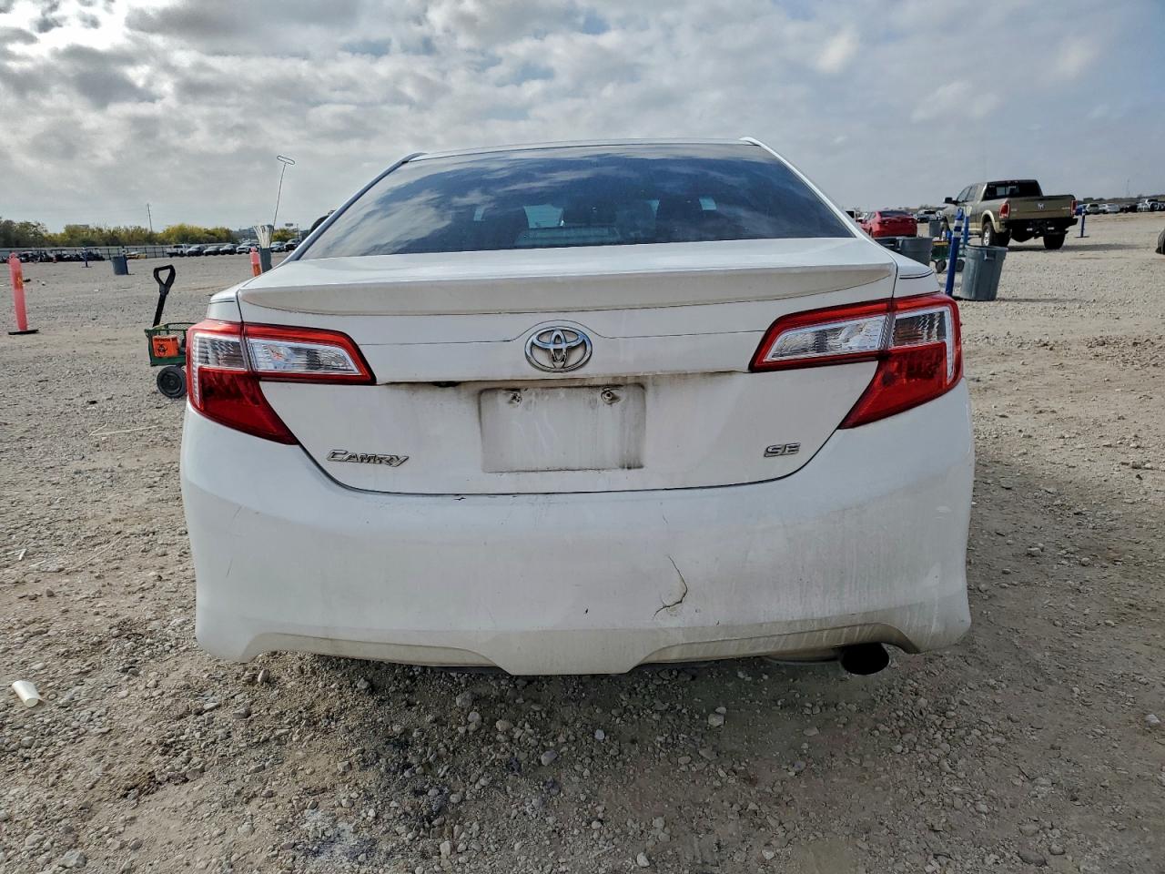2014 TOYOTA CAMRY L photo 16