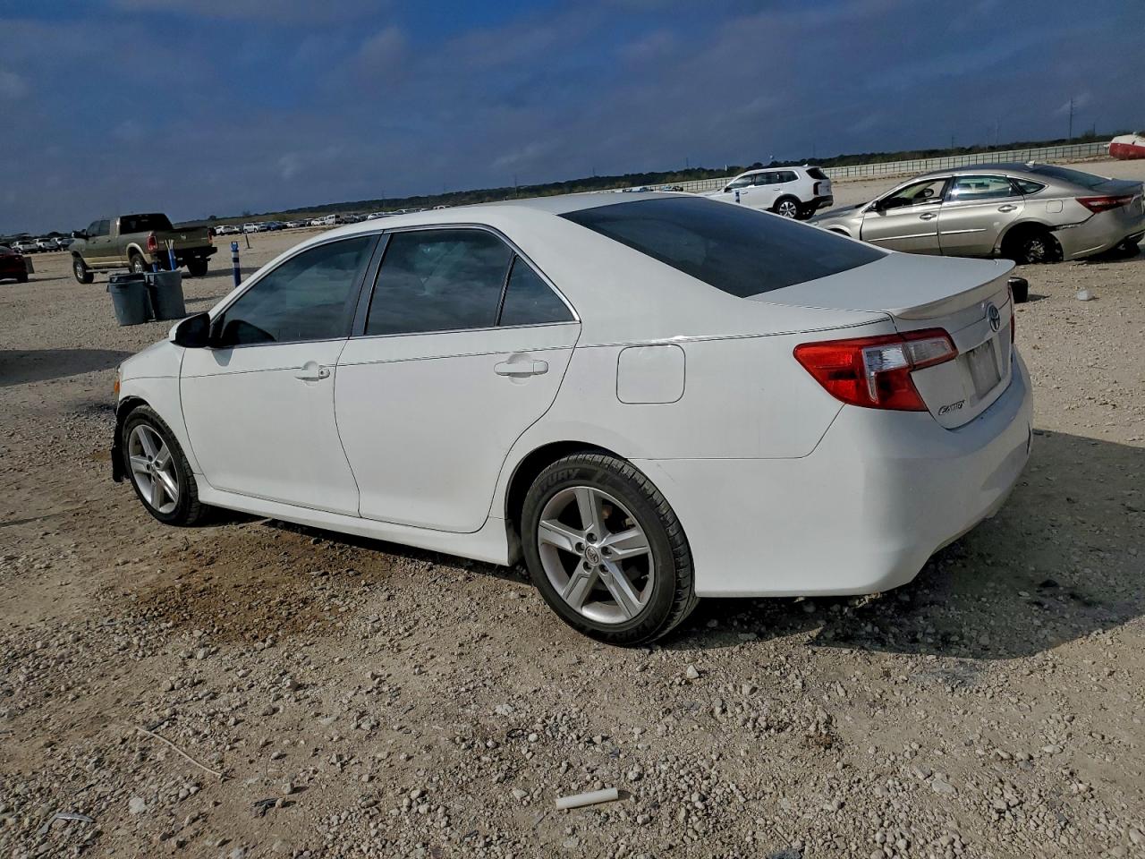 2014 TOYOTA CAMRY L photo 4