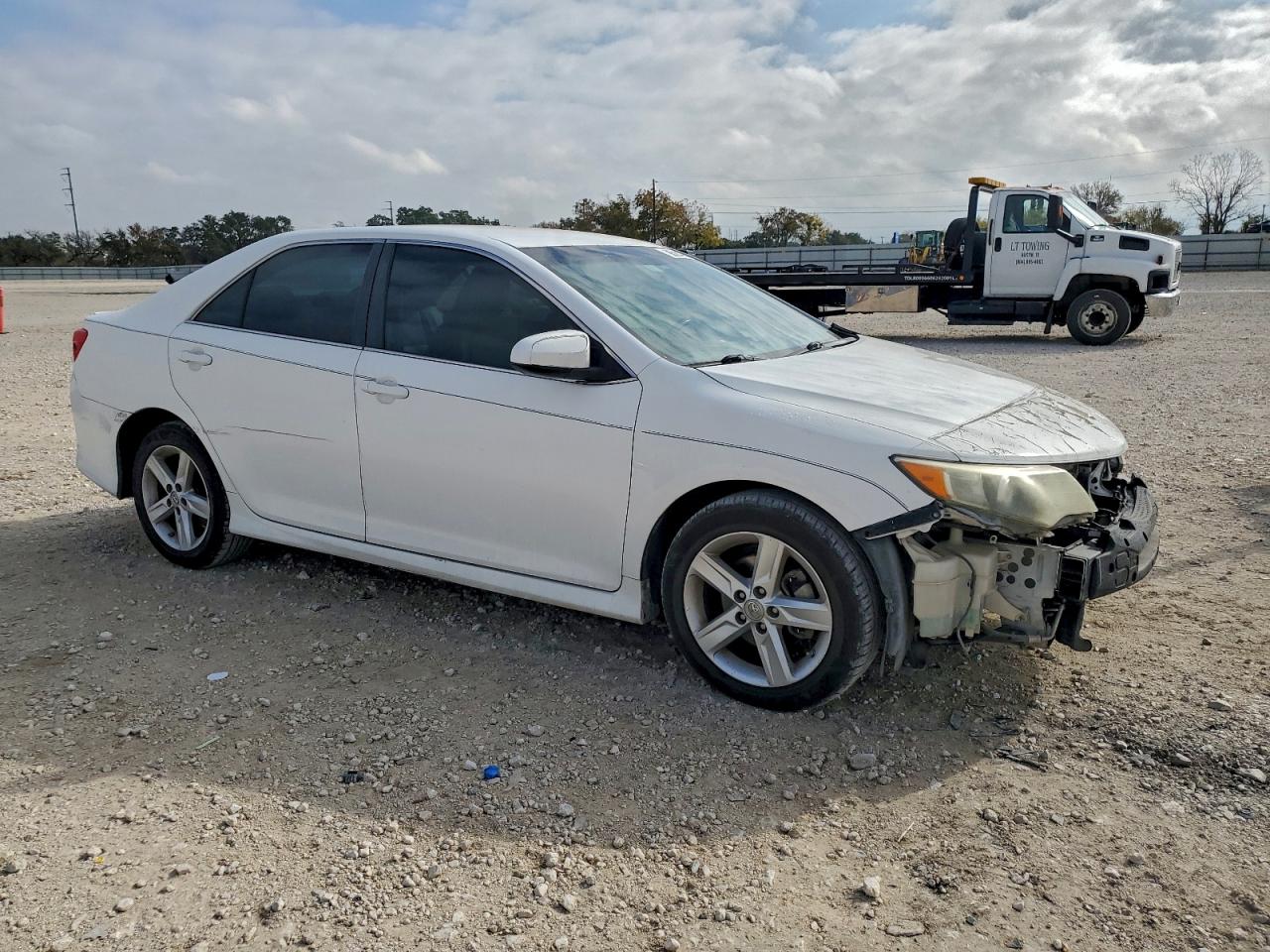 2014 TOYOTA CAMRY L photo 10