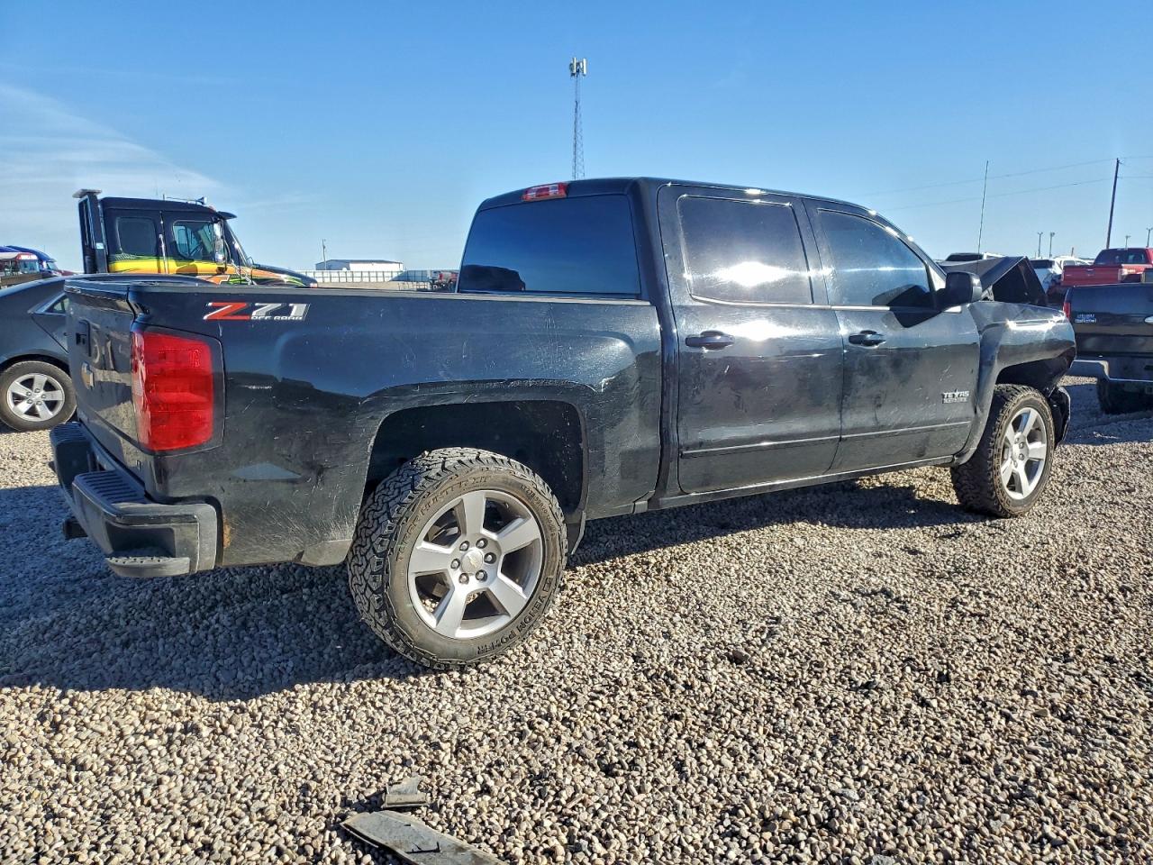 2018 CHEVROLET SILVERADO K1500 LT photo 3
