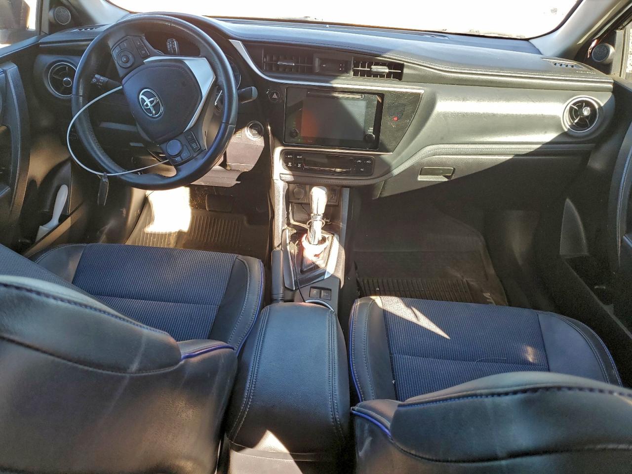 2019 TOYOTA COROLLA L photo 8