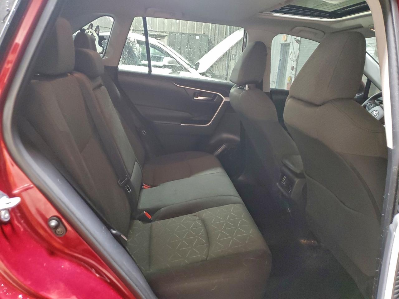 2021 TOYOTA RAV4 XLE photo 10