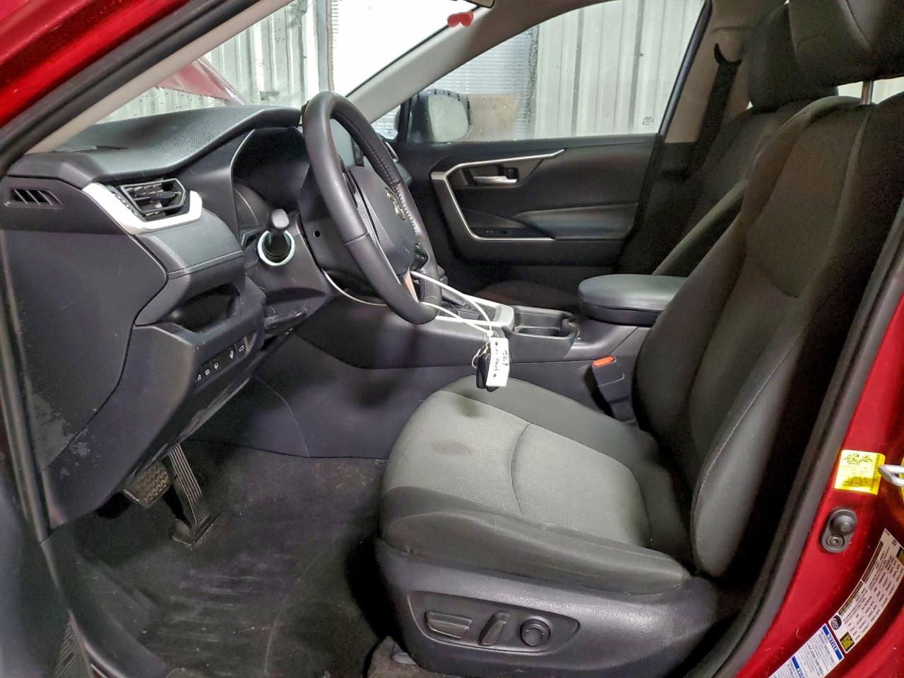 2021 TOYOTA RAV4 XLE photo 7