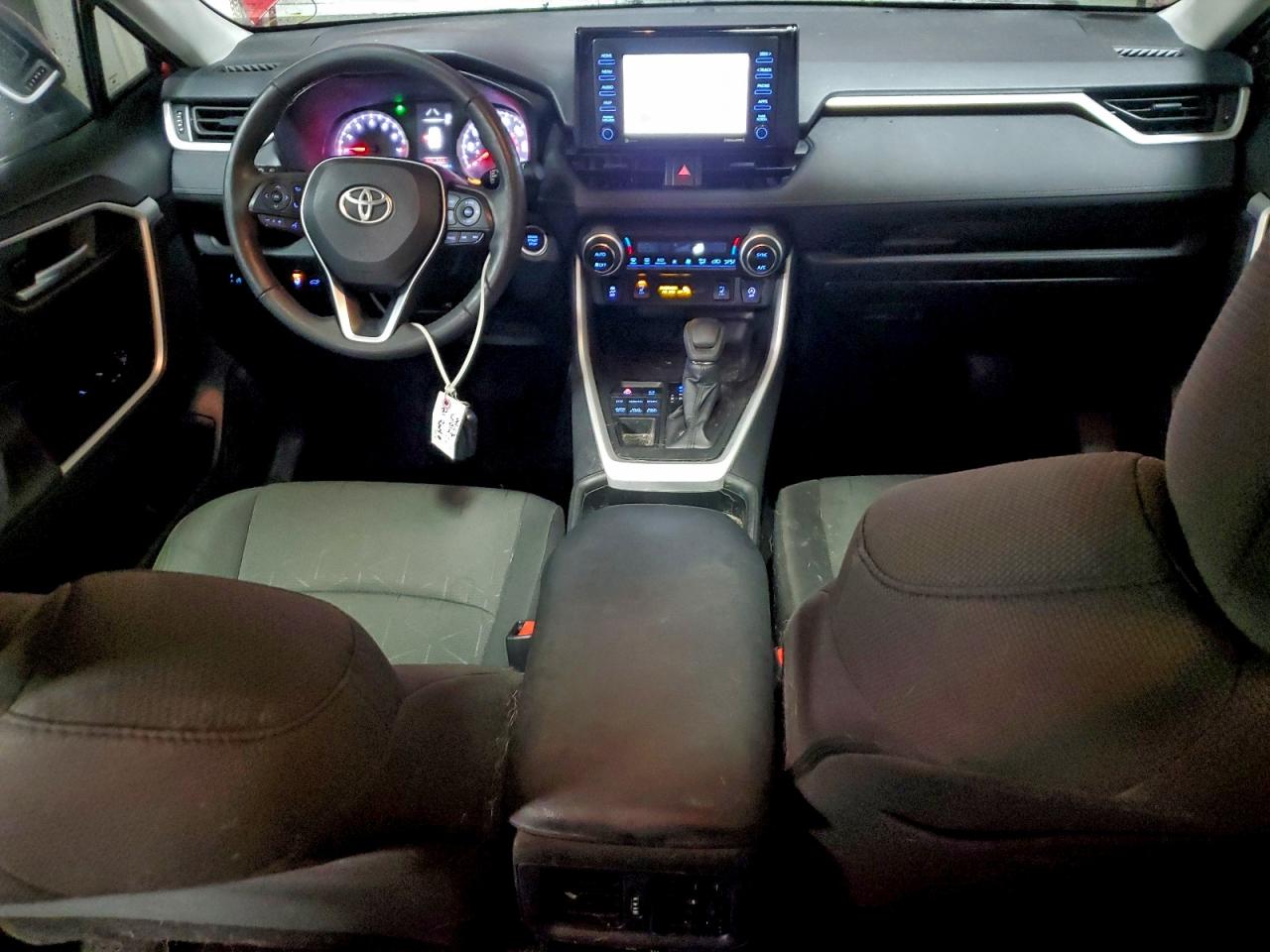 2021 TOYOTA RAV4 XLE photo 8