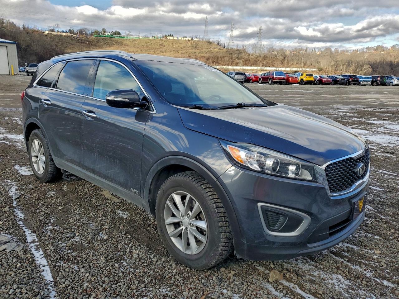 2017 KIA SORENTO LX photo 4
