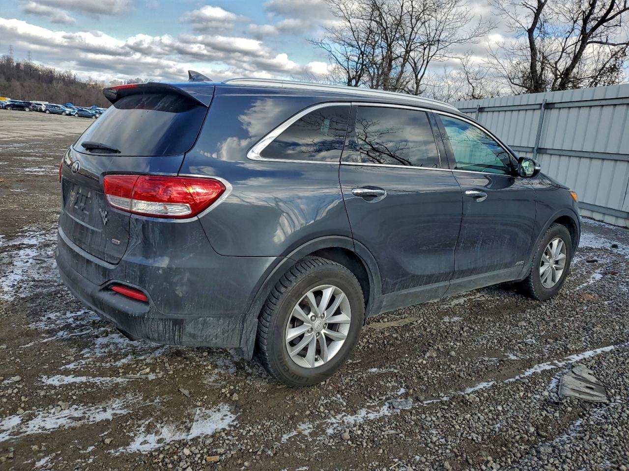 2017 KIA SORENTO LX photo 3