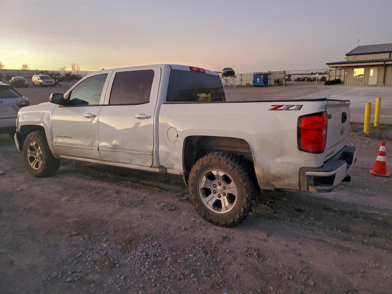 2018 CHEVROLET SILVERADO K1500 LT photo 2