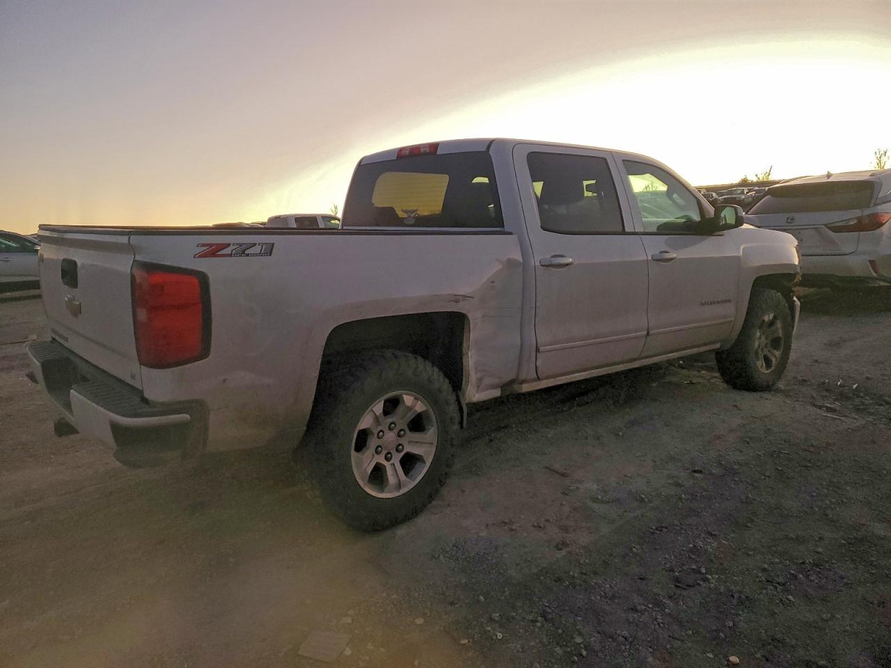 2018 CHEVROLET SILVERADO K1500 LT photo 3