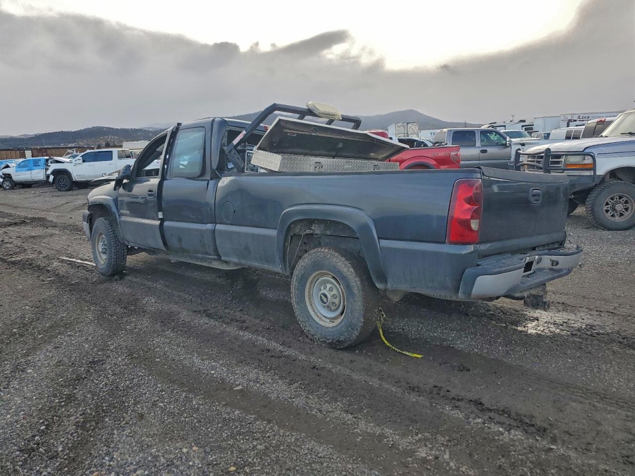 2004 CHEVROLET silverado photo 2